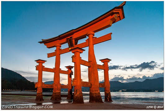 Torii sobre el mar puerta japones