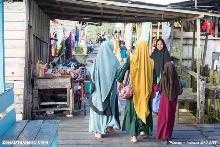 mujeres muelle rio arut