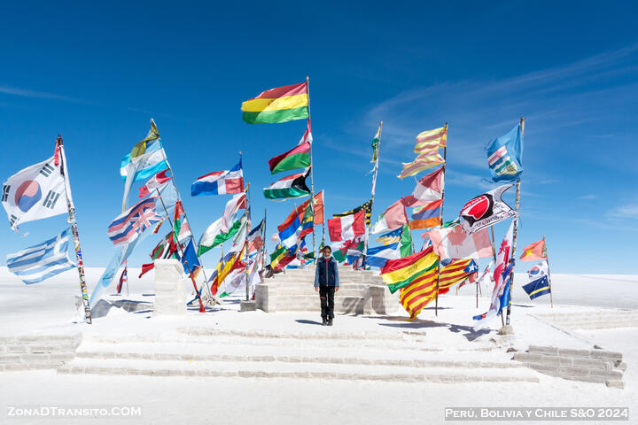 Tour Uyuni Monumento Banderas