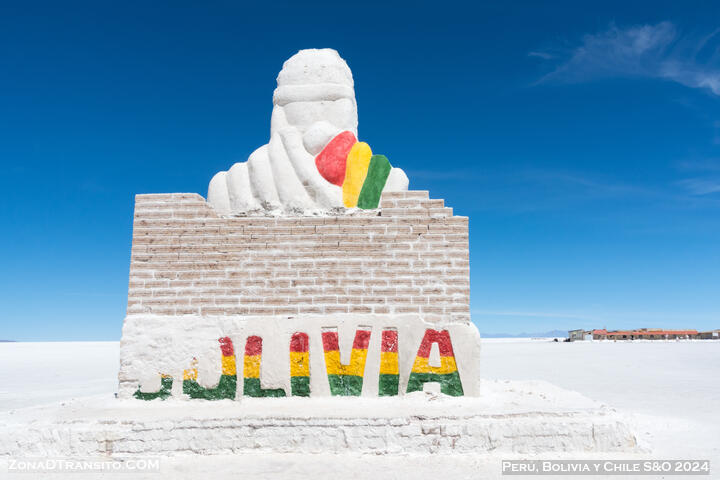 Tour Uyuni Monumento Banderas